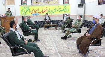 جمعی از فرماندهان و کارکنان نیروهای مسلح استان با نماینده ولی فقیه در استان لرستان دیدار و گفت‌وگو کردند.