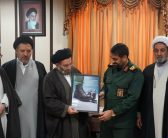 نماینده ولی فقیه در استان لرستان و امام جمعه خرم آباد با فرمانده سپاه حضرت ابوالفضل علیه السلام استان لرستان و تعدادی از پاسداران انقلاب اسلامی در استان لرستان ، به مناسبت ایام اعیاد شعبانیه و روز پاسدار و جانباز ، در محل سپاه استان لرستان دیدار و گفت و گو کردند.