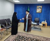 بانوی مومنه و شریفه ای از شهر خرم آباد در دفتر نماینده ولی فقیه استان لرستان و امام جمعه خرم آباد حضور یافت و یک جفت گوشواره طلا جهت کمک به جبهه مقاومت اهدا و تحویل داد.