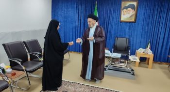 بانوی مومنه و شریفه ای از شهر خرم آباد در دفتر نماینده ولی فقیه استان لرستان و امام جمعه خرم آباد حضور یافت و یک جفت گوشواره طلا جهت کمک به جبهه مقاومت اهدا و تحویل داد.
