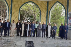 نماینده ولی فقیه در استان لرستان و امام جمعه خرم آباد ، در راستای شرکت در اجلاس شهرستانی نماز ، در بدو ورود به شهرستان الیگودرز با حضور در یادمان شهدای گمنام این شهرستان به مقام شامخ شهدای والا مقام ادای احترام نمود.
