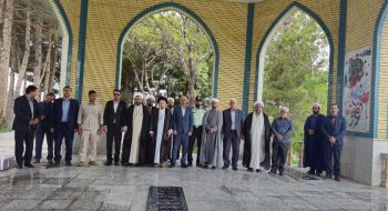 نماینده ولی فقیه در استان لرستان و امام جمعه خرم آباد ، در راستای شرکت در اجلاس شهرستانی نماز ، در بدو ورود به شهرستان الیگودرز با حضور در یادمان شهدای گمنام این شهرستان به مقام شامخ شهدای والا مقام ادای احترام نمود.