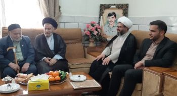 نماینده ولی فقیه در استان لرستان و امام جمعه خرم آباد با پدر معظم شهید والا مقام سید محسن هاشمی در الیگودرز به همراه امام جمعه و رئیس بنیاد شهید و امور ایثارگران این شهرستان دیدار و گفت و گو کردند.