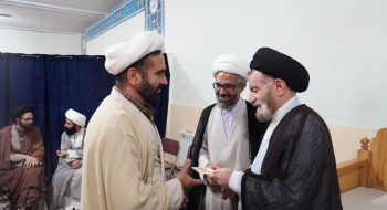 حضور نماینده ولی فقیه در استان لرستان و امام جمعه خرم آباد در حوزه علمیه صادقیه ، از اساتید مدارس علمیه خرم آباد تقدیر و تشکر بعمل آمد.