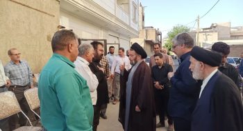 حضور در منزل شهید سید مهدی موسوی توسط نماینده ولی فقیه در استان لرستان و امام جمعه خرم آباد .