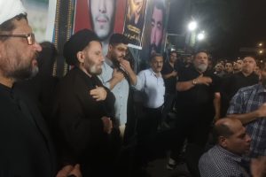 نماینده ولی فقیه در استان لرستان و امام جمعه خرم آباد در میان عزاداران و هیئت‌های سینه زنی و زنجیرزنی مختلف واقع در خیابان انقلاب خرم آباد حضور پیدا کردند.