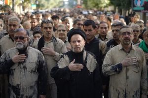 صبح عاشورا ، نماینده ولی فقیه در استان لرستان و امام جمعه خرم آباد در میان عزاداران و هیئت‌های سینه زنی و زنجیرزنی شهر خرم آباد حضور پیدا کردند.