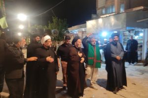 نماینده ولی فقیه در استان لرستان و امام جمعه خرم آباد در میان عزاداران و هیئت‌های سینه زنی و زنجیرزنی هیئت تپه ماسور حضور پیدا کردند.