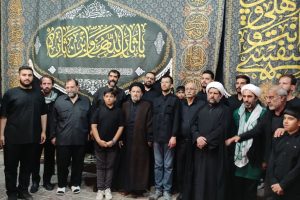 نماینده ولی فقیه در استان لرستان و امام جمعه خرم آباد در بین خادمان مواکب پذیرایی که به مناسبت شهادت سید و سالار شهیدان اباعبد الله الحسین علیه السلام بر پا شده بود ، حضور پیدا کرد.
