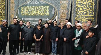 نماینده ولی فقیه در استان لرستان و امام جمعه خرم آباد در بین خادمان مواکب پذیرایی که به مناسبت شهادت سید و سالار شهیدان اباعبد الله الحسین علیه السلام بر پا شده بود ، حضور پیدا کرد.