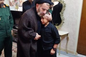  نماینده ولی فقیه در استان لرستان و امام جمعه خرم آباد با خانواده شهید والا مقام هوشنگ ناصرپور دیدار کردند.