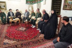  نماینده ولی فقیه در استان لرستان و امام جمعه خرم آباد با خانواده شهیدان ایمان گودرزی و شهیده معصومه پیرهادی دیدار کردند.