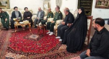 نماینده ولی فقیه در استان لرستان و امام جمعه خرم آباد با خانواده شهیدان والا مقام هوشنگ ناصرپور و ایمان گودرزی و شهیده معصومه پیرهادی و شهید میثم معطمی گودرزی و شهید والا مقام حسین نقدی و شهید والا مقام سرتیپ علی حسین محمدی فرمانده پادگان ابوذر سرپل ذهاب دیدار کردند.