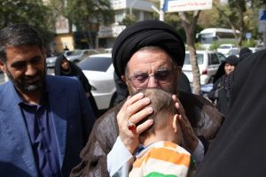 نماینده ولی فقیه در استان لرستان و امام جمعه خرم آباد با خانواده شهدای جنگ ۱۲ روزه استان لرستان ، در شهر مشهد مقدس دیدار کردند.