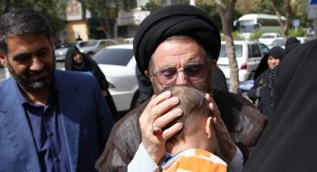 نماینده ولی فقیه در استان لرستان و امام جمعه خرم آباد با خانواده شهدای جنگ ۱۲ روزه استان لرستان ، در شهر مشهد مقدس دیدار کردند.