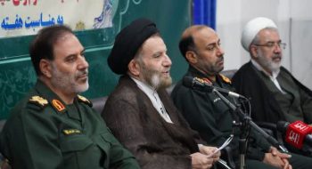 فرماندهان و کارکنان نیروهای مسلح استان لرستان به مناسبت هفته دفاع مقدس با  نماینده ولی‌فقیه در استان لرستان و امام جمعه خرم‌آباد دیدار کردند.