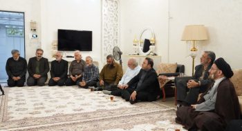 نماینده ولی فقیه در استان لرستان و امام جمعه خرمآباد با حضور در منزل شهید امیرحسین طولابی از شهدای جنگ تحمیلی ۱۲ روزه ، با خانواده این شهید والامقام دیدار و گفت و گو کرد.