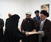  نماینده ولی فقیه در استان لرستان و امام جمعه خرم‌آباد با حضور در منزل شهید علیرضا سبزی پور از شهدای جنگ تحمیلی ۱۲ روزه ، با خانواده این شهید والامقام دیدار و گفت و گو کرد.