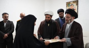 نماینده ولی فقیه در استان لرستان و امام جمعه خرمآباد با حضور در منزل شهید علیرضا سبزی پور از شهدای جنگ تحمیلی ۱۲ روزه ، با خانواده این شهید والامقام دیدار و گفت و گو کرد.