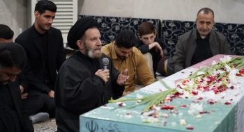  مراسم شبی با شهید مطهر گمنام در حسینیه دفتر نماینده ولی فقیه در استان لرستان با حضور نماینده ولی‌فقیه در استان لرستان و امام جمعه خرم‌آباد برگزار شد.