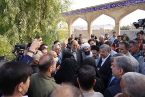 در جریان سفر نماینده ولی‌فقیه در استان لرستان و امام جمعه خرم‌آباد، استاندار لرستان به شهرستان رومشکان، برنامه دیدار و گفت‌وگوی مردمی برگزار شد.