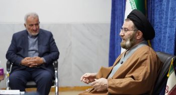 نماینده ولی‌فقیه در استان لرستان و امام جمعه خرم‌آباد، امروز در محل دفتر، با آقای سلیمی، قاری و فعال قرآنی دیدار کردند.