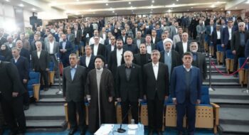 نشست رئیس جمهور با سرمایه‌گذاران و فعالان اقتصادی استان لرستان با حضور  نماینده ولی فقیه در استان لرستان و امام جمعه خرم آباد برگزار شد.