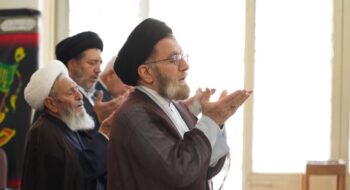 محفل قرآنی «زندگی با آیه‌ها» به مناسبت ماه مبارک رمضان، همراه با اقامه نماز جماعت ظهر و عصر به امامت نماینده ولی فقیه در استان لرستان و امام جمعه خرم آباد و با سخنرانی حجت الاسلام والمسلمین عیدی، در حوزه کمالیه خرم آباد برگزار شد.