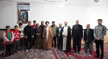 نماینده ولی فقیه در استان لرستان و امام جمعه خرم آباد با حضور در جمع نمازگزاران مسجد امام خمینی (ره) منطقه آبباریکی، ضمن اقامه نماز جماعت، با آنها دیدار و گفتگو کرد.