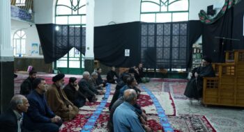 نماز جماعت ظهر و عصر به امامت نماینده ولی‌فقیه در استان لرستان و امام جمعه خرم‌آباد با حضور استاندار استان لرستان ، فرمانده سپاه حضرت ابوالفضل علیه السلام استان لرستان و نمازگزاران مسجد حضرت صاحب الزمان عجل الله خیابان رازی خرم آباد برگزار شد.