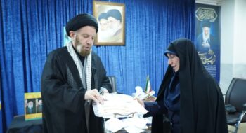 یک بانوی نیکوکار با حضور نماینده ولی فقیه در استان لرستان و امام جمعه خرم آباد  مقدار طلا را به منظور مشارکت در ساخت موشک و حمایت از جبهه حق در نبرد با رژیم کودک کش صهیونیستی-آمریکایی و حامیان آن اهدا کرد.