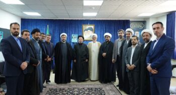 معاون محترم ارتباطات و بین الملل جامعه‌المصطفی و جمعی از همراهان با نماینده ولی‌فقیه در استان و امام جمعه خرم‌آباد کردند.
