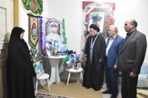 نماینده ولی فقیه در استان لرستان و امام جمعه  خرم آباد در راستای تکریم خانواده های معظم شهدا در منزل شهید والامقام علی بیگی عامله از شهدای ناوشکن دنا جنگ رمضان حضور یافت،