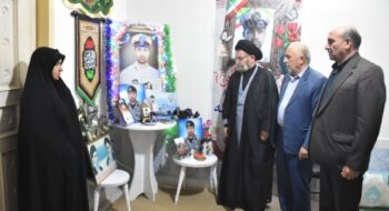 نماینده ولی فقیه در استان لرستان و امام جمعه  خرم آباد در راستای تکریم خانواده های معظم شهدا در منزل شهید والامقام علی بیگی عامله از شهدای ناوشکن دنا جنگ رمضان حضور یافت،