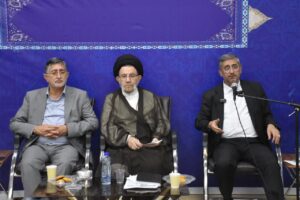 به مناسبت هفته دولت جلسه ای با حضور نماینده ولی فقیه در استان لرستان و امام جمعه خرم آباد، ائمه جمعه استان لرستان، استاندار لرستان ، و جمعی از مسئولین برگزار گردید.