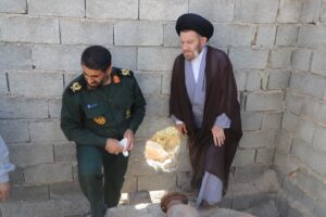 ماینده ولی فقیه در استان لرستان و امام جمعه خرم آباد از گلخانه ۱۸ هکتاری، در منطقه واشیان در حومه شهرستان پلدختر، که توسط بسیج سازندگی در حال آماده شدن می‌باشد بازدید نمودند.