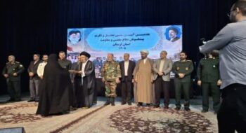  هفتمین آیین تجلیل و تکریم از پیشکسوتان دفاع مقدس و مقاومت استان لرستان، با حضور  نماینده ولی فقیه در استان لرستان و امام جمعه خرم آباد و خانواده‌های معظم شهدا و ایثارگران برگزار گردید.