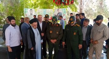 همزمان با فرا رسیدن هفته دفاع مقدس، آیین غباروبی و عطرافشانی گلزار مطهر شهدای والا مقام، با حضور نماینده ولی فقیه در استان لرستان و امام جمعه خرم آباد برگزار گردید.